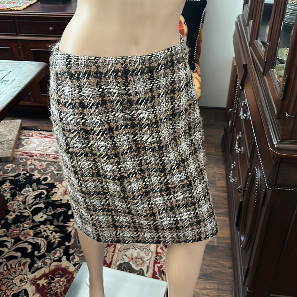 Authentic Chanel tweed skirt. Sz 40 approx Sz 8. Used. Excellent condition.